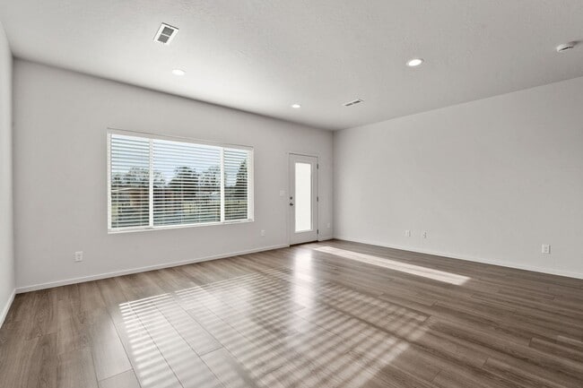 Building Photo - 4800-4802 E Fairview Ave