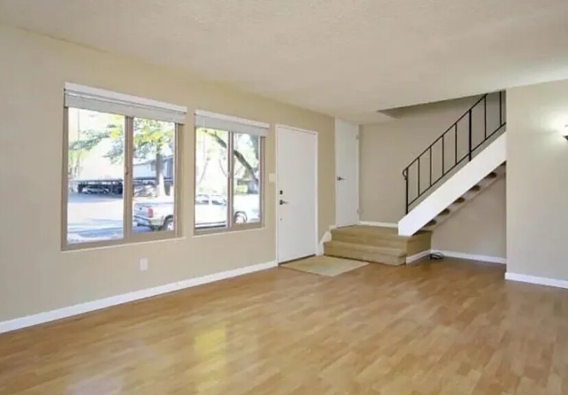 Puerta de entrada y escaleras - 8868 La Riviera Dr
