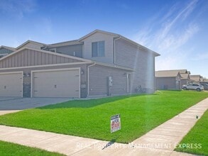 Building Photo - Cozy and Spacious 3 Bedroom 2.5 Bath Home