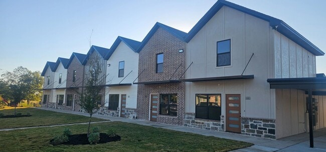 Building Photo - 211 E Lyndale Dr