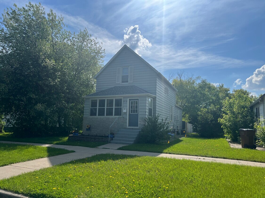 Foto principal - 815 1st Ave NE