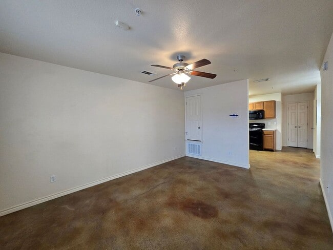 Building Photo - AVAILABLE NOW!