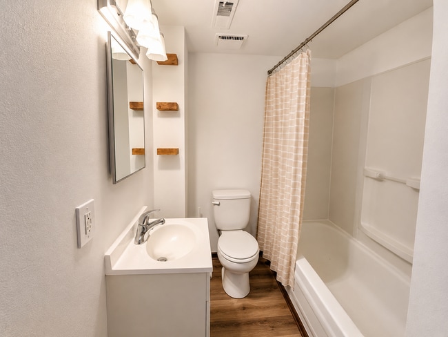 Foto del edificio - Updated 2BR Upper Duplex with Private Deck | Cross Plains
