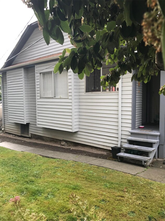 Foto principal - 5048 California Ave SW