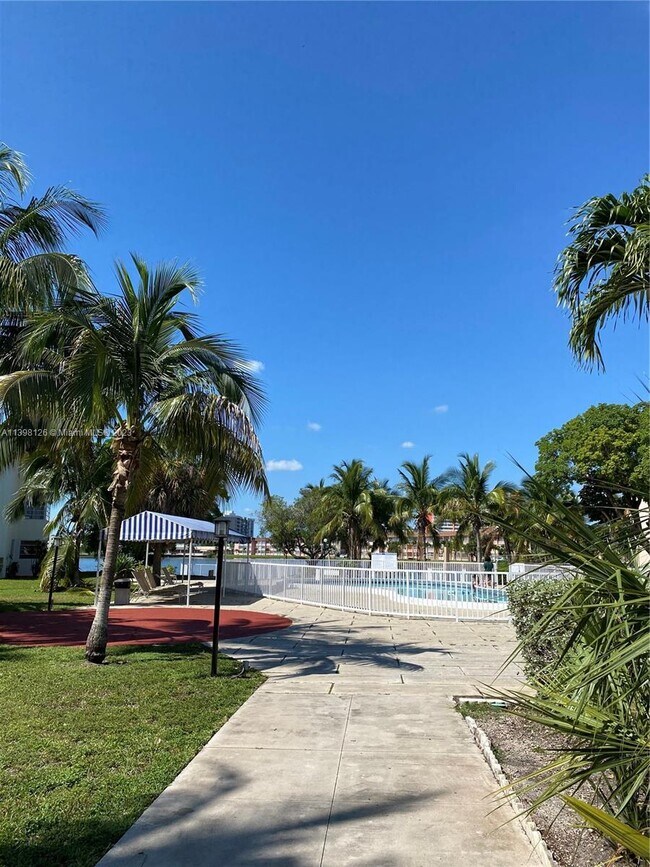Foto del edificio - 1400 NE 191st St