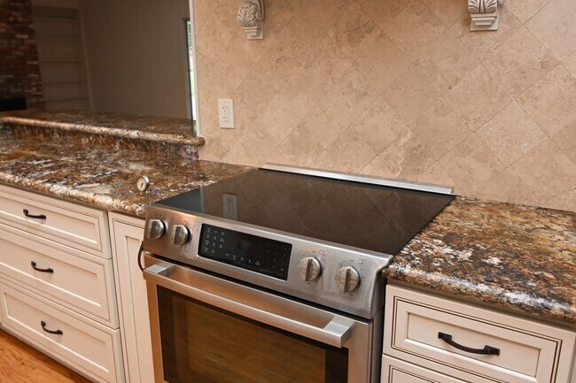 Building Photo - Prime Willow Glen, Just In Time for the Ho...