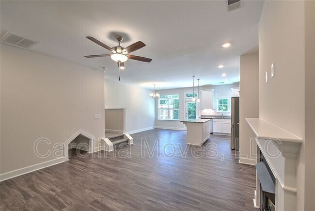 Foto del edificio - 26 Jaycee Ct