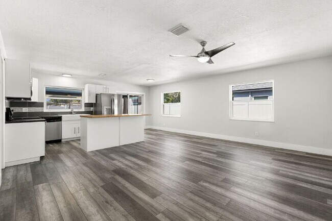 Foto del edificio - Home For Rent in Fortuna Park WITH A POOL!