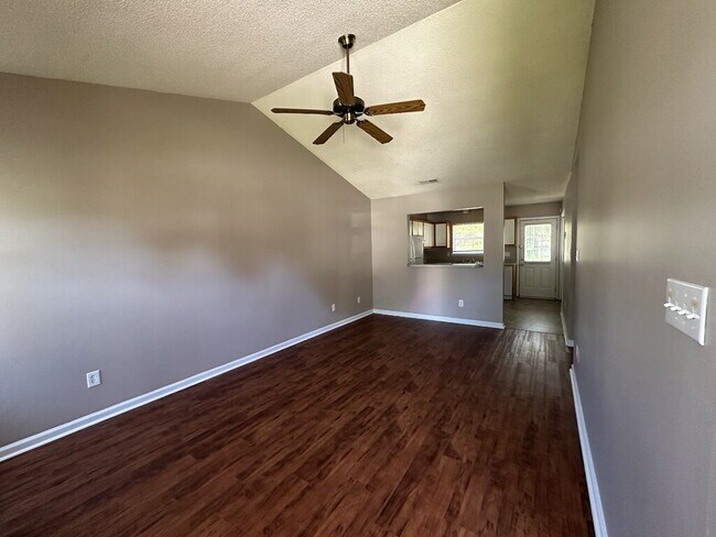 Foto del edificio - Nice Freshly Painted 2 Bedroom Home in Hun...