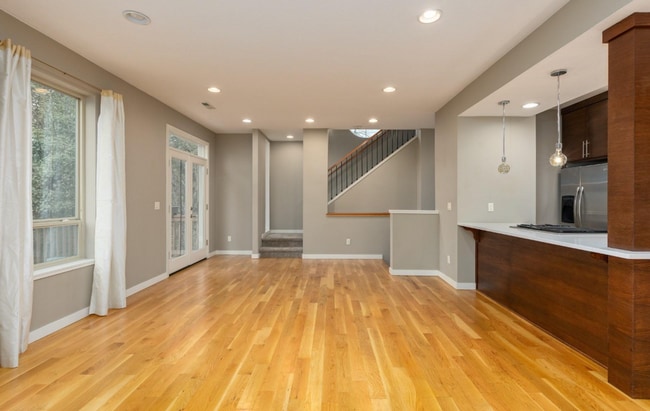 Building Photo - 3 bed 3 bath home close to Sellwood