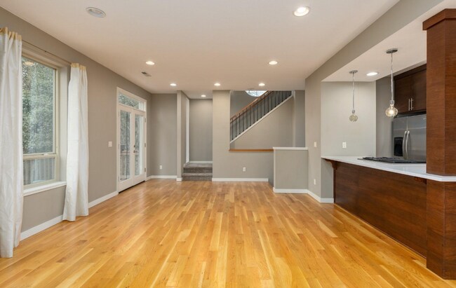 Foto del edificio - 3 bed 3 bath home close to Sellwood