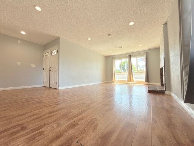 Building Photo - 9845 Hayvenhurst Ave
