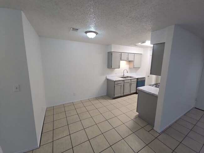 Foto del edificio - **Updated 2 Bed Home with Covered Carport ...