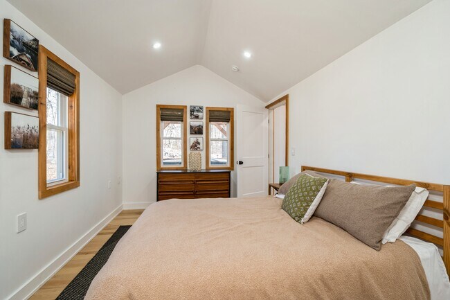 Foto del edificio - 100 Poplar Ln