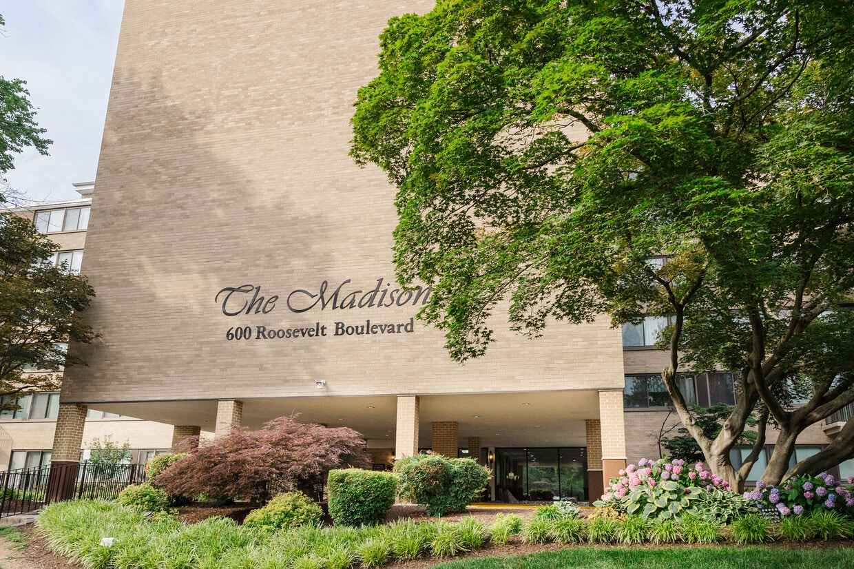 Photo - 600 Roosevelt Blvd (Falls Church, VA)
