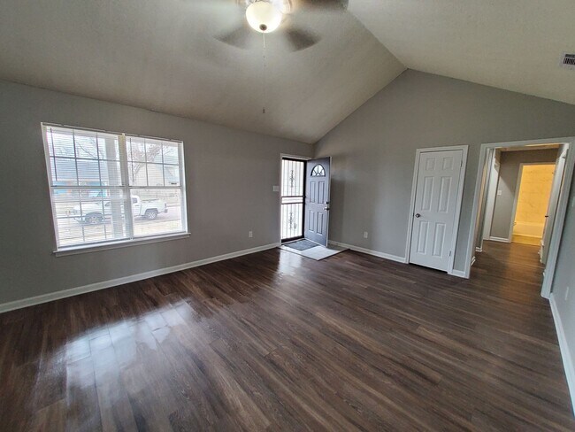 Foto del edificio - 4652 Crestfield Rd