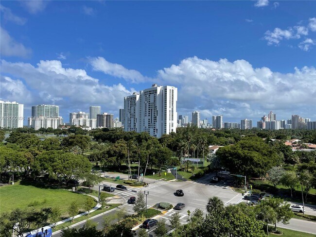 Foto del edificio - 3375 N Country Club Dr