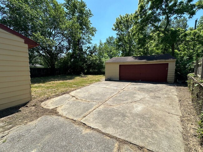 Building Photo - 3 bedroom 1 bathroom house