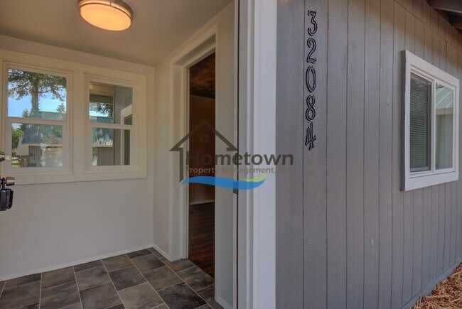 Building Photo - 1 Bed 1 Bath Home w/Detached Garage Downto...