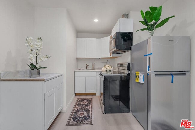 Foto del edificio - 7705 Baird Ave