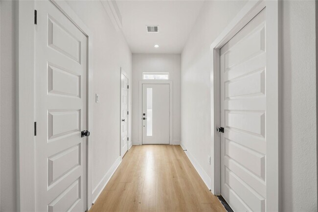 Foto del edificio - 8210 Lawler St