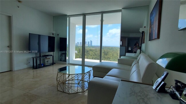 Foto del edificio - 14951 Royal Oaks Ln
