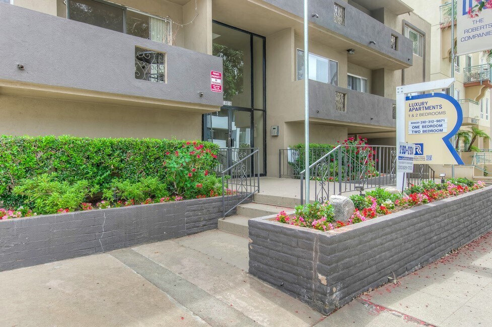 FRONT ENTRANCE - 11818 Darlington Avenue