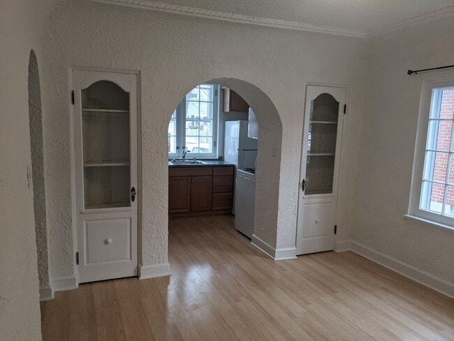 Sunny dining room off kitchen with charming built ins and laminate wood floors - 4346 N Ardmore Ave