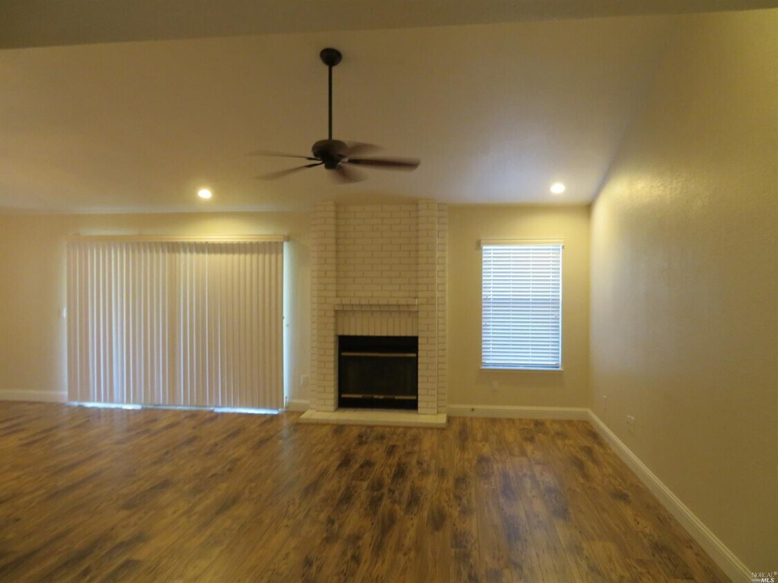 Building Photo - 160 White Sands Dr