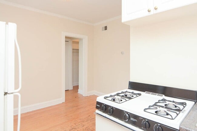 Building Photo - 1108 W Wellington Ave