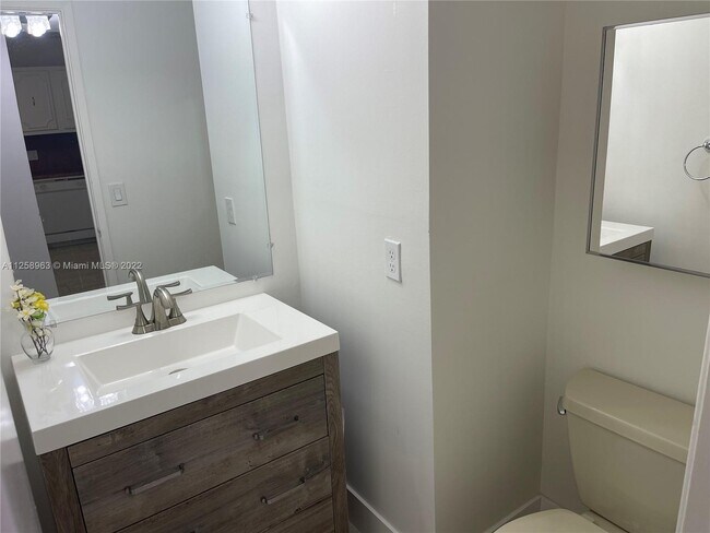 Foto del edificio - 2851 NE 183rd St