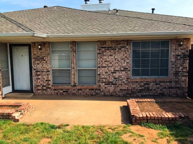 Building Photo - 302 Willow Branch Rd