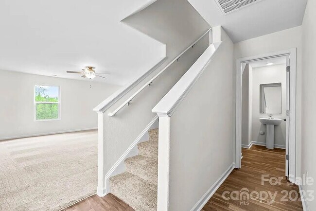 Foto del edificio - Room in House on Nia Rd