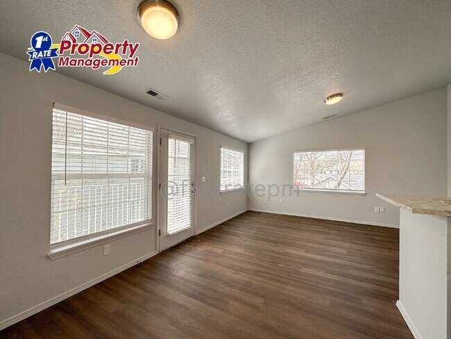 Foto del edificio - 3174 N Esquire Dr