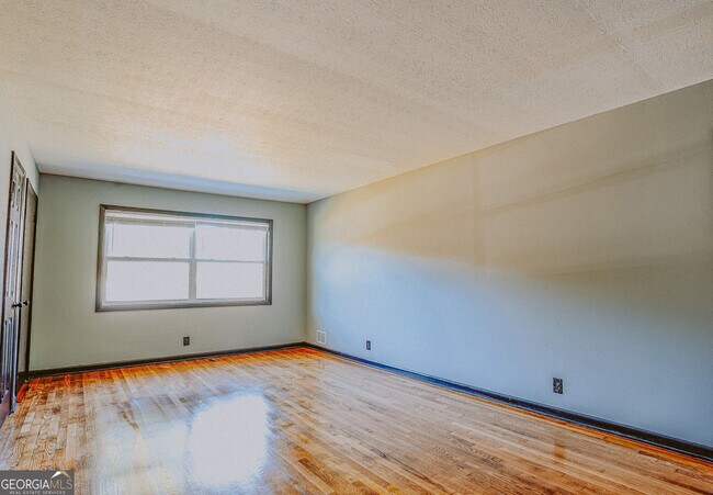 Foto del edificio - 2877 Whispering Hills Dr