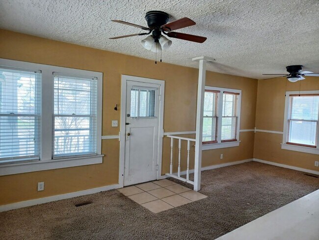 Building Photo - Cute 2 bedroom, 1 bathroom home on Southeast side