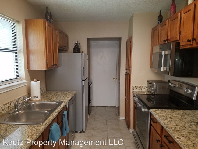 Building Photo - 6107 Fernwood Dr