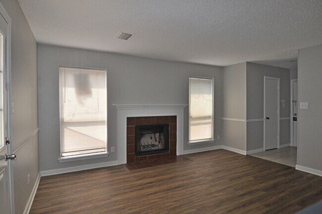 Foto del edificio - Spacious 4-Bedroom, 2-Bathroom Townhome in...