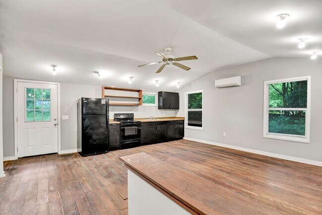 Foto del edificio - 1 bed 1 bath 5 min from Downtown Athens!