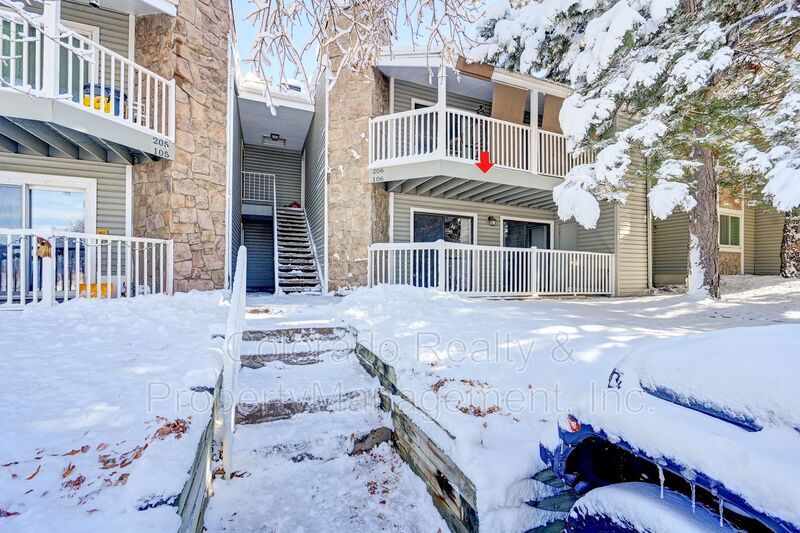 Primary Photo - 902 S Walden St