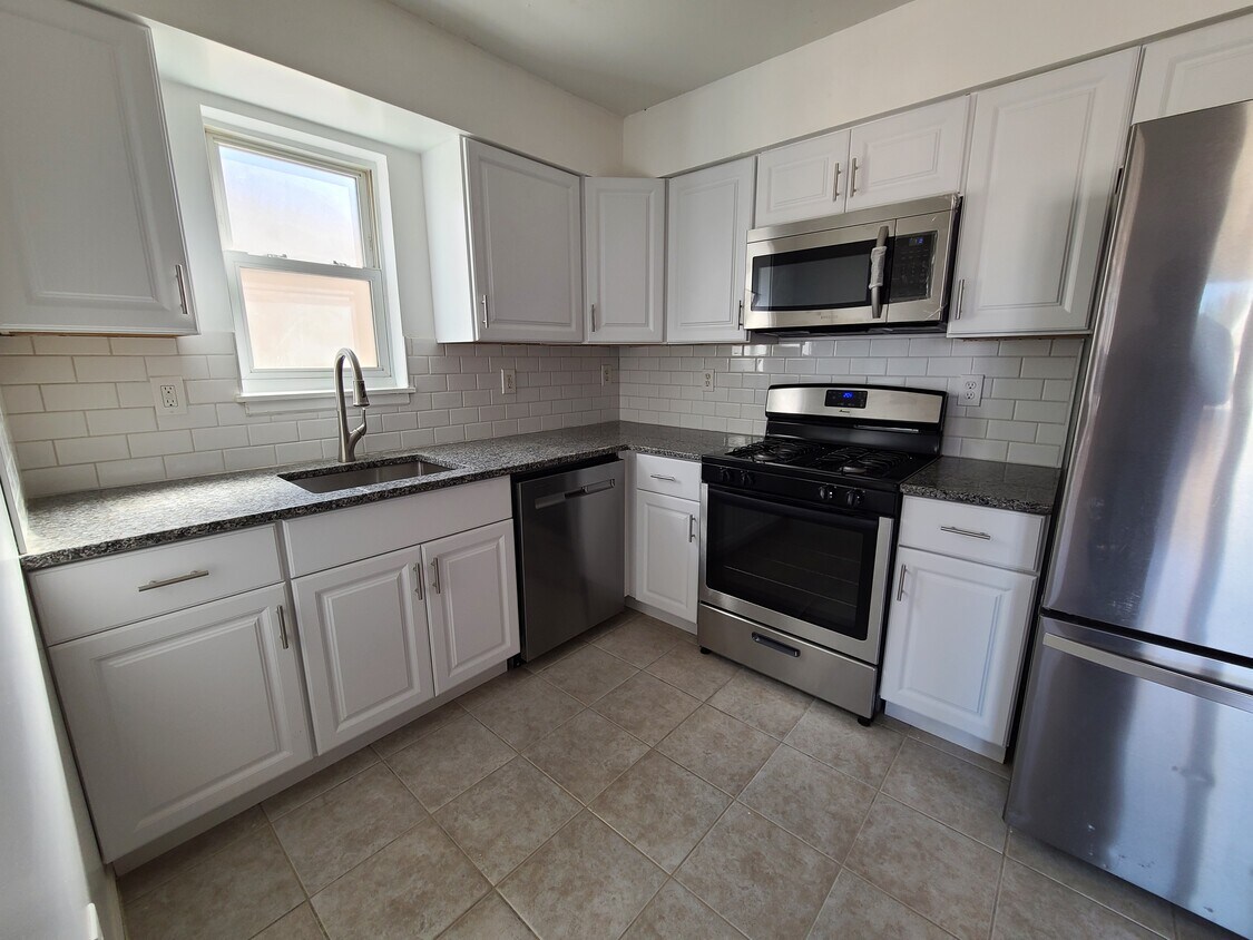 Primary Photo - 75 Woodlawn Ave