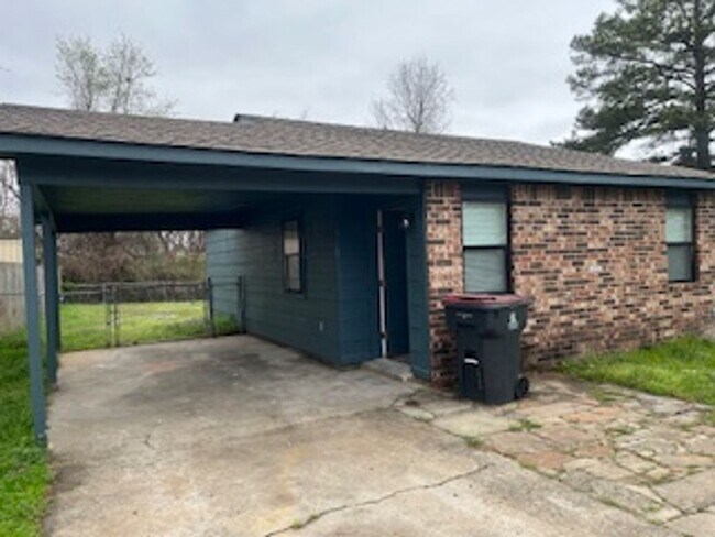 Building Photo - Newly updated with Fresh Paint/Flooring and Appliances