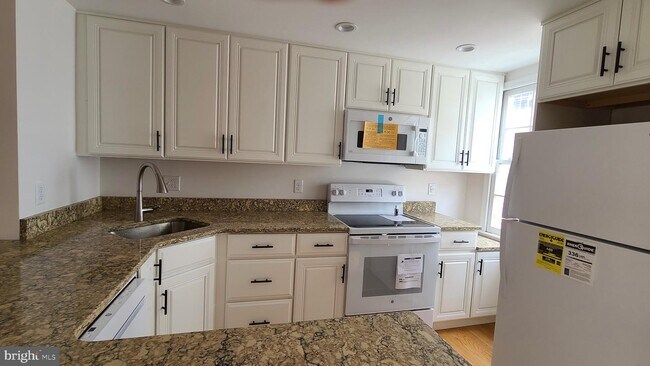 Building Photo - 37 Pinkney St