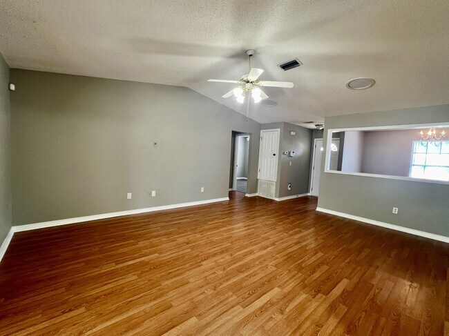 Building Photo - 110 Louise Dr