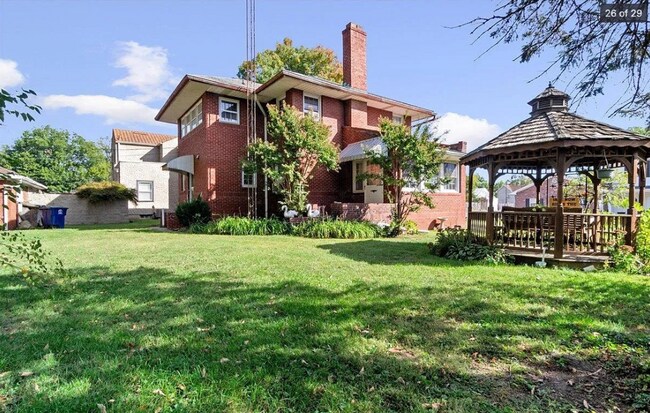 Foto del edificio - Charming Brick Home with Character & Modern Updates