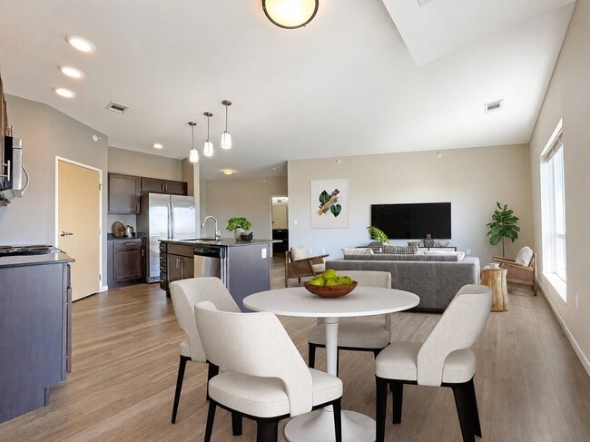 Mejora tu estilo de vida en Coulee Ridge Apartments, donde la elegancia moderna se une a la comodidad. Esta espaciosa sala de estar cuenta con acabados elegantes y abundante luz natural, ideal para relajarse o recibir invitados. ¡Agenda tu visita hoy mismo e imagina tu nuevo hogar! - Coulee Ridge Apartments and Twin Homes