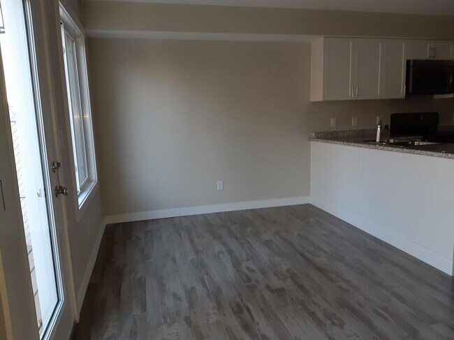 Building Photo - 3 Bed 2.5 Bath Unit in Calmar, AB