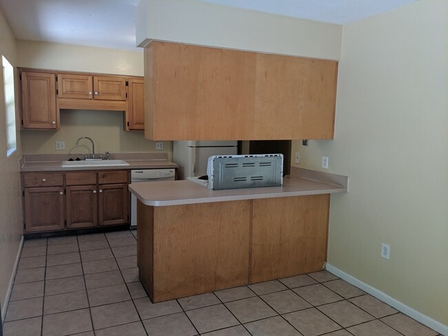 Foto del edificio - 4-bedroom, 2-bath home on University Ave next to UF