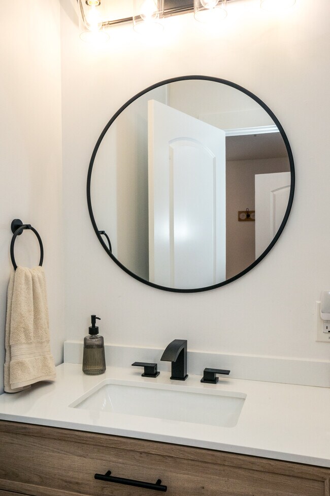 Building Photo - 1035 Hamlet St