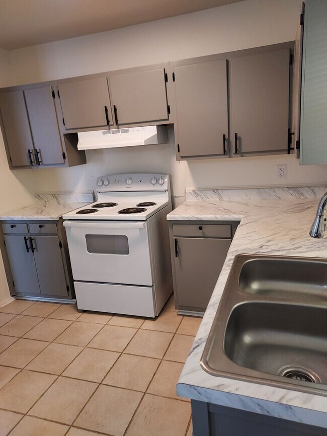 Foto del edificio - Newly remodeled 3/1 walking distance to re...